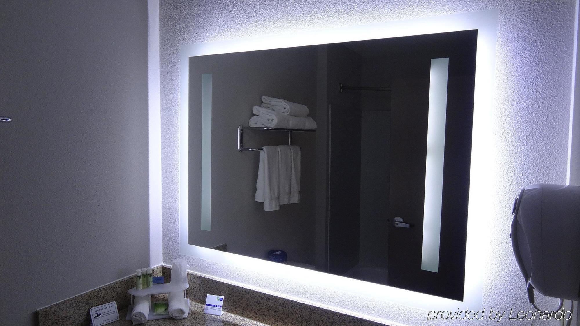 Holiday Inn Express Hotel Kansas City - Bonner Springs By Ihg Exteriér fotografie