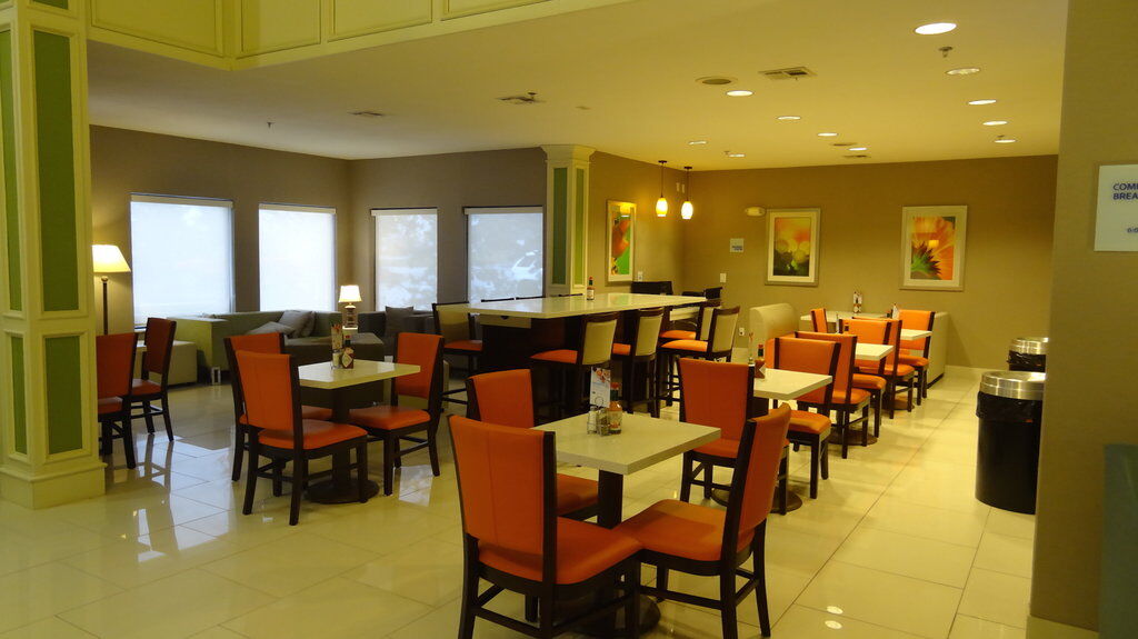 Holiday Inn Express Hotel Kansas City - Bonner Springs By Ihg Exteriér fotografie